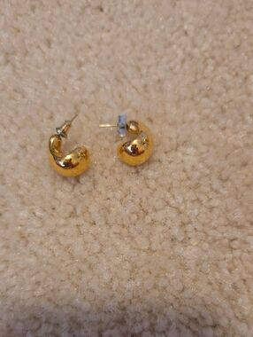 Women's Gold Curved Huggie Hoop Earrings - Shiny Gold Finish